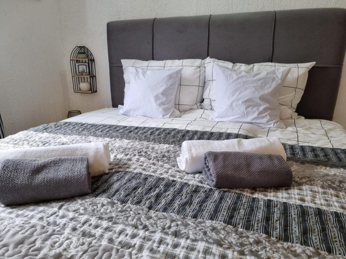 Apartmani 'Cvit' Karlobag Exterior foto